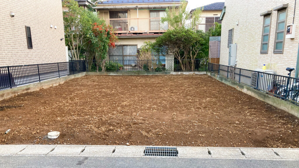 周囲を建物に囲まれた土地の写真